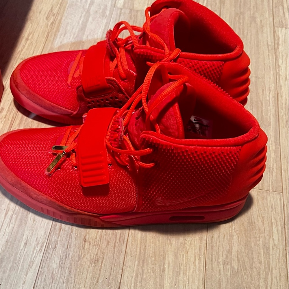 Yeezy Red Octobers size 12